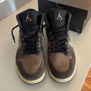 Jordan 1 mid - Storlek 44 passar även 43. Nypris 2300.