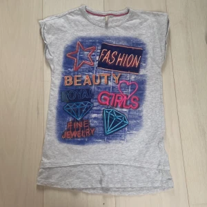 Tshirt  - Tshirt med tryck ifrån bennetton strl xxs-xs, inga defekter jätte fin till sommaren.