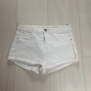Vita shorts - Vita jeans shorts från berska i strl S, sparsamt använda där inga defekter finns. De är midrise och passar perfekt till sommaren.