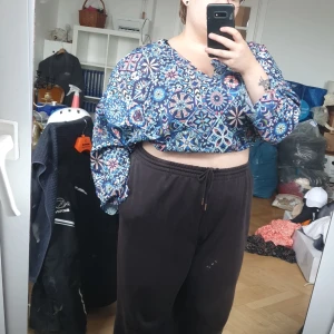 Färgglad croptop - Vida armar och tidigare omsydd för bättre passform.