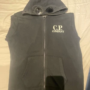 Cp company zip hoddie  - Säljer nu min gamla cp company zip hoddie då jag har växt ur den, som ni kan se är den inte i sitt bästa skick men fortfarande fin och populär tröja.