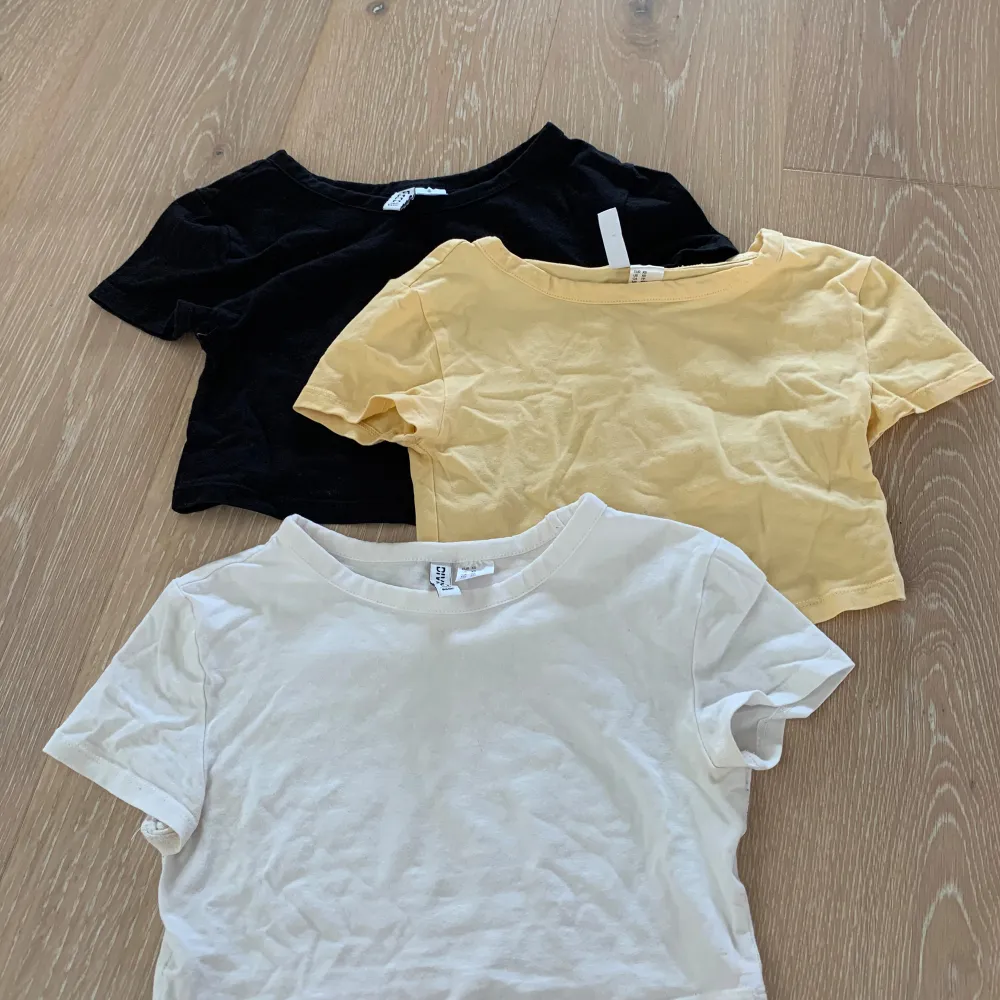 3 söta toppar/ croppad t-shirts från H&M. Sann till storlek(xs)💞 Kan säljas enskilt om det önskas, 50kr/st isåfall💞 Alltså blir det som 3 för 2 om man köper alla✨. T-shirts.