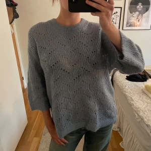 STICKAD TRÖJA - Blå stickad tröja med trekvartsärm!