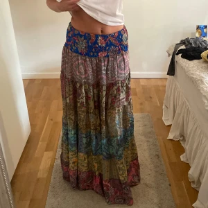 LÅNGKJOL - Så färgglad och fin långkjol med massa mönster!