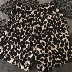 Mönstrad shorts  - Mönstrad shorts i storlek 34 (xs) men passar s också 💕 Shortsen har fickor 💗 
