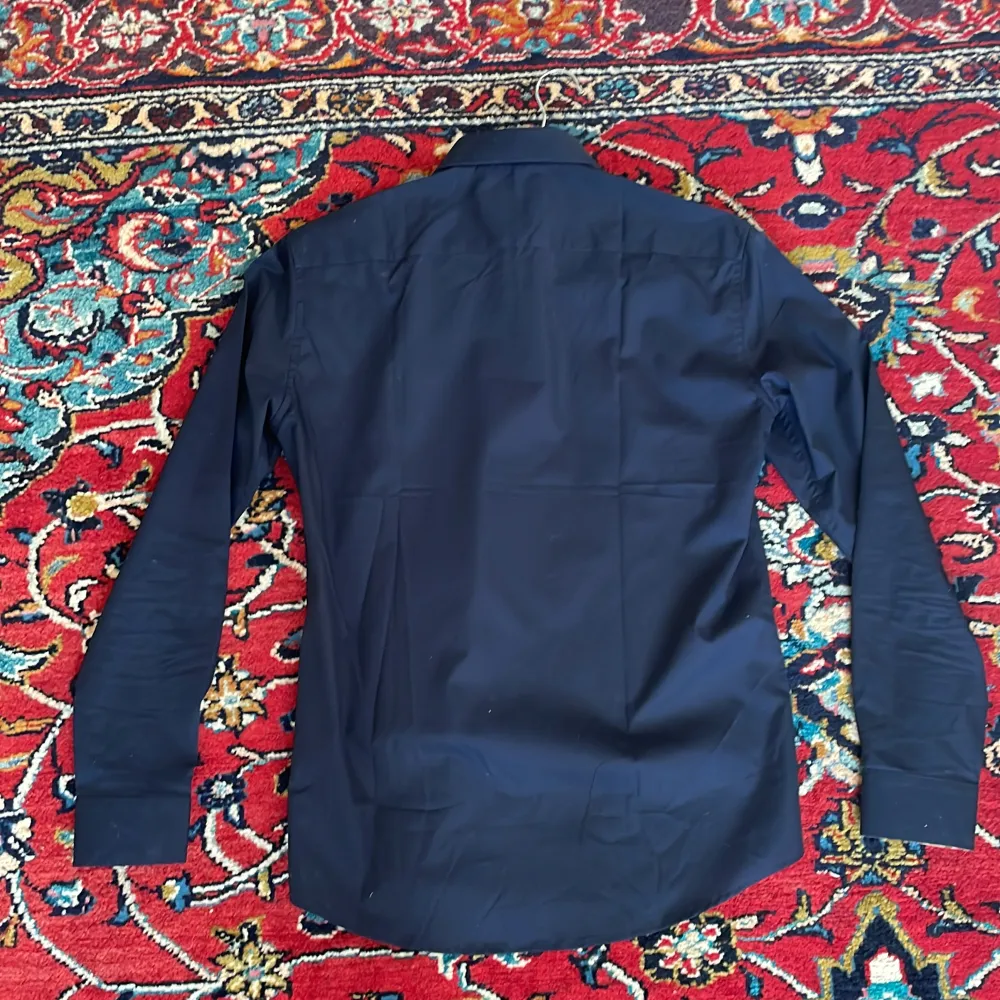 Stilren Burberry skjorta i färgen mörkblå. Den är i storleken M men passar S. Modellen på bilden är 180cm.. Skjortor.