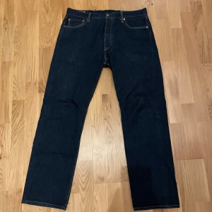 Levis 501´s dark blue  - Mycket gott skick. Tvättats 2 gånger på rätt sätt. 