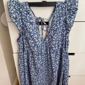 Blommig klänning - Blåblommig kort klänning i storlek S. Köpt för några år sedan på shein och är endast använd vid fåtal gånger. Väldigt fint skick. Skriv för mer bilder och information. 
