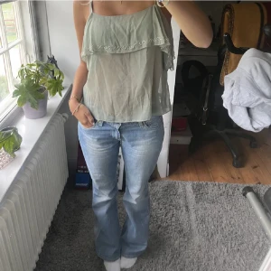 zara topp - säljer denna snygga topp från zara då den inte kommer till användning. Andänd ett fåtal gånger och är i nyskick🥰