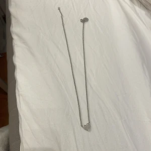 Halsband silver  - Märke-Sophie by Sophie Ordinarie pris-1290 Nypris- 1100 (kan sänkas på begäran) Användt ca två gånger därav säljer jag  Står ej för postens slarv