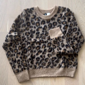 Leopard tröja - Bra skick, storlek xs från H&M, perfekt till hösten, pris kan diskuteras