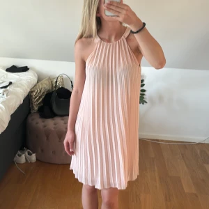 Rosa sommar klänning - Säljer denna fina sommarklänning från HM pga att den inte kommer till användning💕använd endast en gång och är i bra skick 