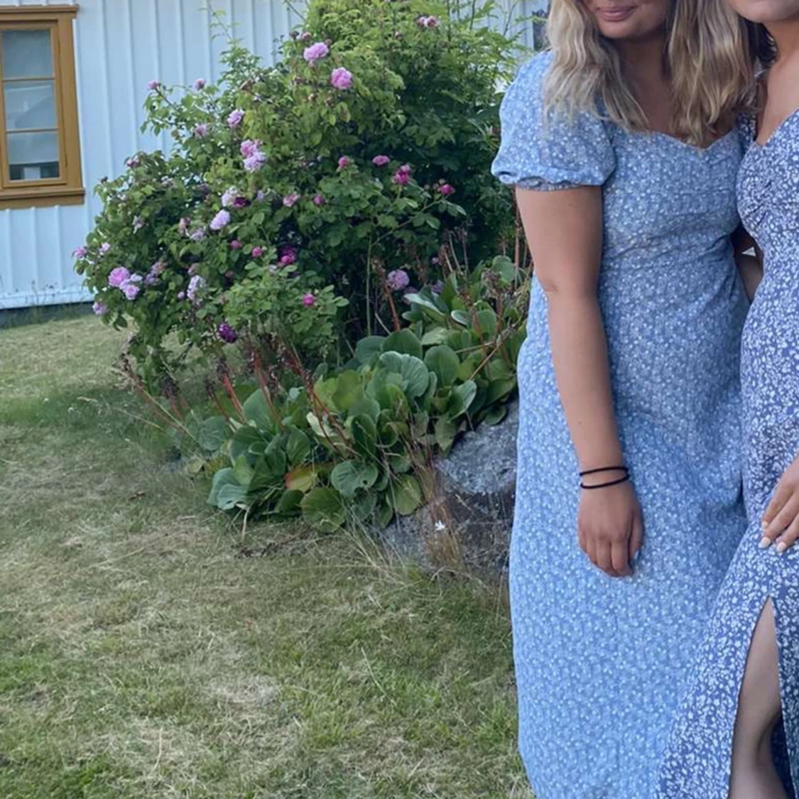 Blå blommig klänning! - 90