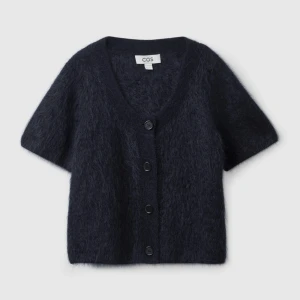 Cos koftan! - Säljer nu min fina kofta från Cos. Liten i storleken, passar mig som bär xs/s. I toppskick, inga tecken på användning. Använd gärna Plicks köparfunktion och hör av er vid frågor❤️nypris var omkring 1500kr minns inte exakt🌺☺️andra bilden är min egna!