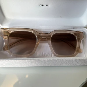 Chimis 🕶️ - Säljer mina chimis i strl 04, färg ecru. Sparsamt använda, köpta för 1350 kr säljer för 700 kr 🥰