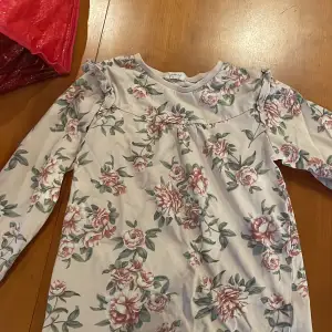  Jättefin blommig långärmad tröja 