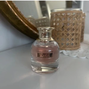 Jean Paul Gaultier - Jean Paul Gaultier Scandal i 30ml!! Använd väldigt lite och köpte för ca 1 månad sen för 735kr!!💕
