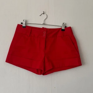 Röda lågmidjade shorts  - Lågmidjade Röda shorts från Veromoda i storlek 32 för bara 50kr. ❤️ perfekt för sommaren 