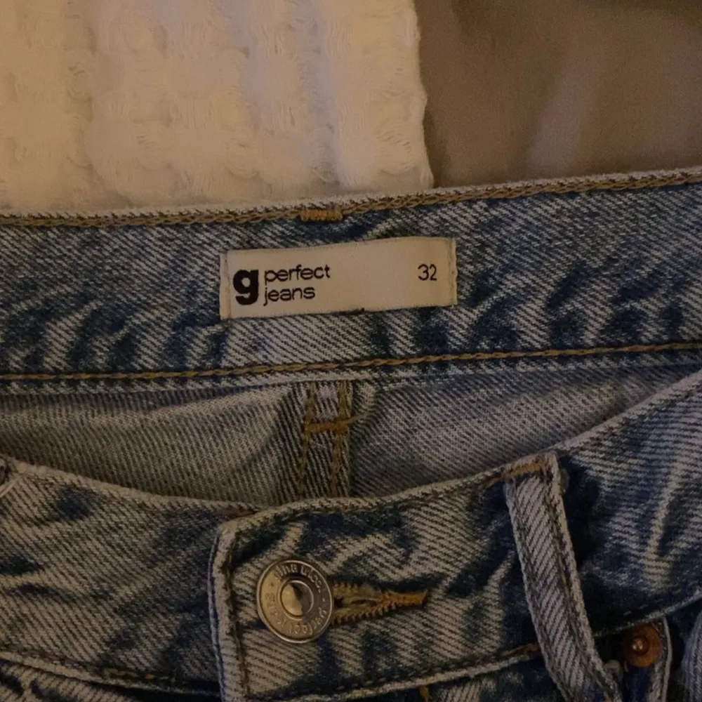 Jättefina raka jeans från Gina! Säljer pågrund av att jag inte använder de. Jag är 1,58 och de är lite långa för mig! Bra skick💗. Jeans & Byxor.