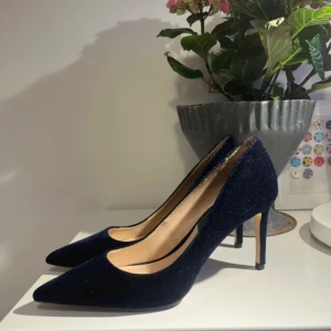 Sammetsklackskor  - Mörkblå sammetsklackskor från Mango i fint skick, storlek 38