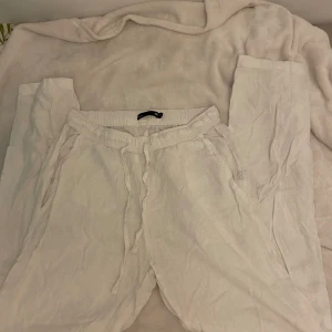Linne byxor  - Ett par fina linnebyxor från Lager 157! Sälja p.g.a förstora. En ficka på rumpan.
