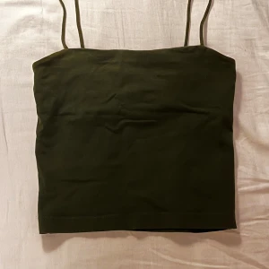 Gina Tricot militärgrönt kort linne - Säljer detta militärgröna linne då storleken inte passar. Bra skick och sparsamt använd. Färgen har utgått ur sortimentet men nypris är 99,95kr.