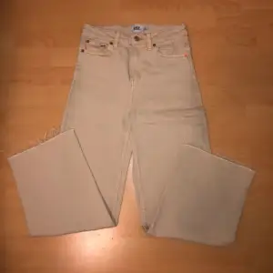Helt nya beige vida jeans ifrån lager 157.  Modellen heter Lane & i storlek XS  För mer info eller bilder på, kontakta mig 🤗