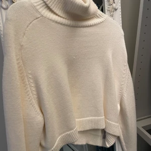 Kort polotröja från Zara - En kort polotröja som är skön och i bra skick!