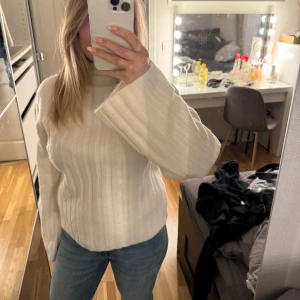 Stickad tröja  - Super skön stickad tröja, aldrig använd! Super mjuk och har vida armar och lite högre i halsen🙏🏼❤️