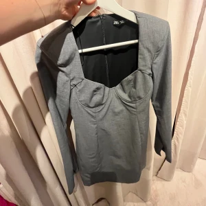 Figursydd klänning från zara - Super snygg figursyddkostymklänning från zara 
