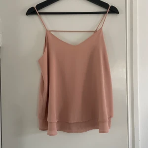 Rosa blus - Jättefin rosa blus med tunna band och fin detalj i ryggen