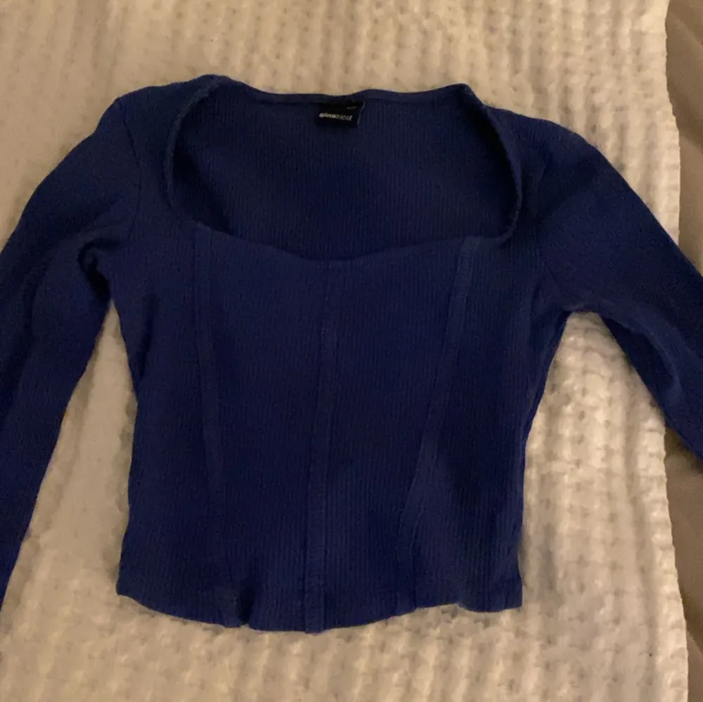 Jättefin blå tröja från Gina! Säljer pågrund av att jag inte använder den. Använd men i mycket bra skick!💗. Tröjor & Koftor.