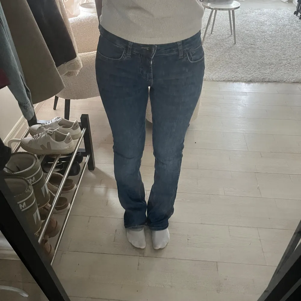 Säljer mina supersnygga lågmidjade jeans från zara i storlek 36💛 är i superbra skick!. Jeans & Byxor.