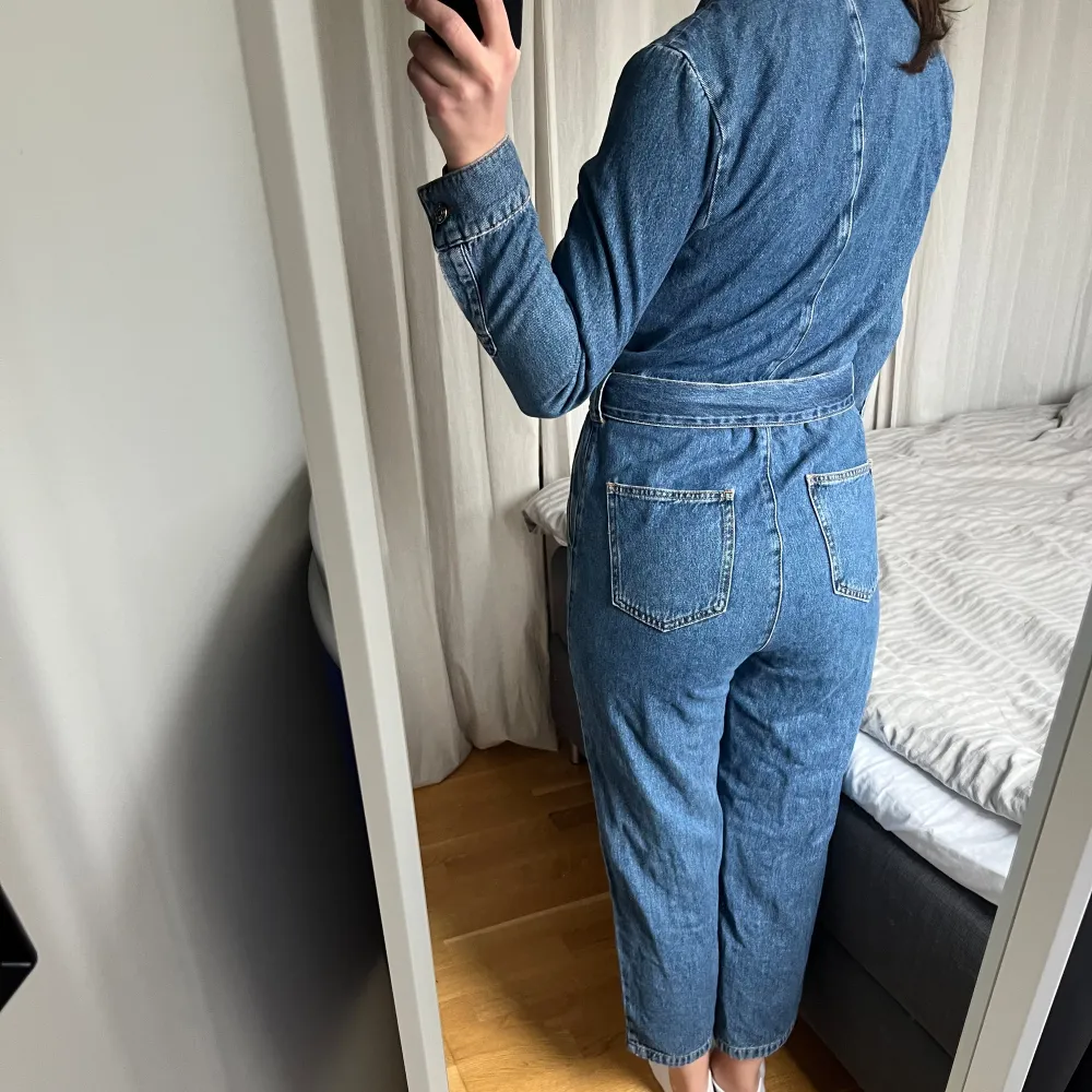 Säljer nu min overall/jumpsuit från nakd i jeans. Använd sparsamt och det ända som har slitits är bältet (se bild) men det är lätt fixat om man vill det💕. Farkut & Housut.
