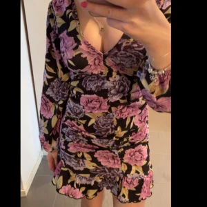 Klänning - Jättefin klänning från ginatricot helt oanvänd! Den är i storlek xs men passar även s.