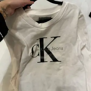Calvin Klein tjocktröja vit, köpt på designer only, i storlek xs men passar en s med!bra skick 
