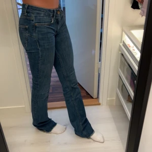 Low waist jeans - Zara mid waist utsvängda jeans. Jag har gjort jeansen lågmidjade. Säljer då de inte kommer till användning längre. Nyskick och knga defekter. Kontakta för fler bilder eller funderingar🌸