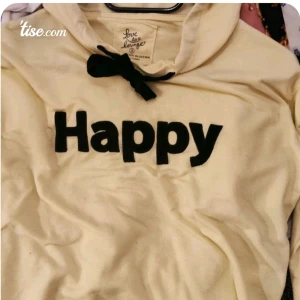 Luvtröja  - Söt luvtröja med text "Happy". Fint skick.  Stl S. Önskas fler bilder så skriv 😊 