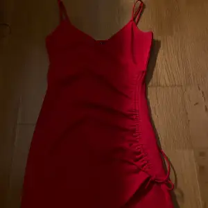 Jättefin klänning med detaljer, använd endast en gång.