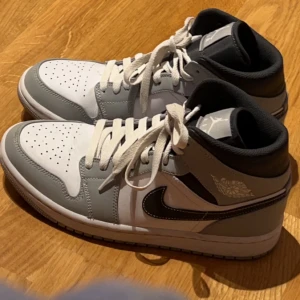 Air Jordan 1 high light smoke gray. Storlek 40,5 - Kartong saknas, Crease skydd ingår, lite smutsiga, använda ett par gånger 