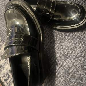 Säljer oanvända skor som är köpta från Zalando, storlek 37 