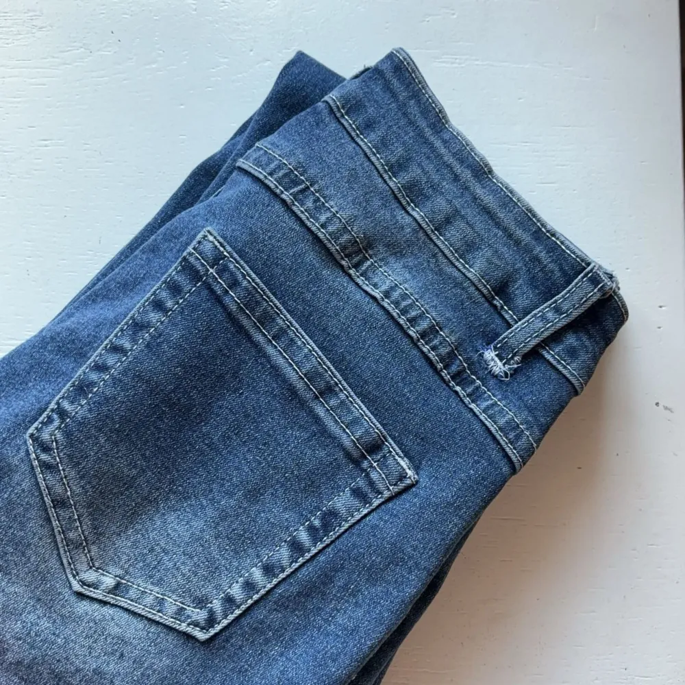 Blåa low waist jeans i nyskick. Ändast använda ett fåtal gånger. Säljer då de är för korta. Kontakta för fler bilder eller funderingar🌸. Jeans & Byxor.