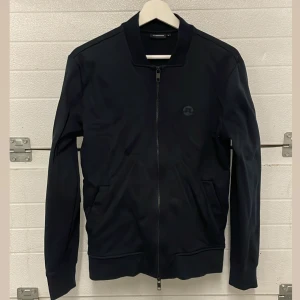 J.Lindeberg Zip Tröja - Tjena! Säljer denna schyssta tröja pga att den är för liten för mig.  Nästintill oanvänd och i väldigt fint skick.   Nypris 1200kr  Frågor? PM!  Mvh Vilgot