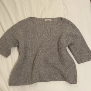 Trekvartsärmad tröja - Jättefin grå trekvartsärmad tröja ( stickad T-shirt) i alpackaull och fårull