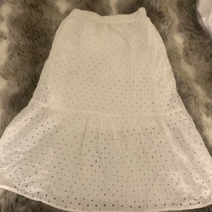 Jättefin långkjol till sommaren! - Fint skick, använd ungefär 5 gånger. Säljer då den inte kommer till användning.