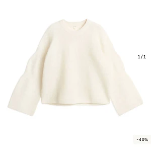 Arket tröja - Säljer den snygga stickade arket tröjan, slutsåld överallt, köpt för 990 i höstas. Bra skick💕