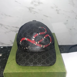 Gucci keps (äkta) - Gucci keps perfekt för dig som älskar kepsar  Skick: 7/10 