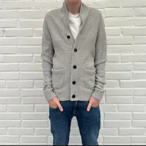 Cardigan tröja | Nyskick, knappt använd | Storlek L, normal i storlek | Modellen på bilden är ca 185 cm | Hör av dig vid minsta fundering eller fråga | Mvh, CH 📩