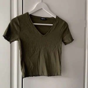 Grön Topp - Superfin mörkgrön topp! Ser lite skrynklig ut på bilderna men det är pga att den inte använts på lång tid, kan enkelt lösas annars så den blir slät ! Står storlek M på tröjan men skulle säga att den passar folk som bär S! Skriv vid frågor! 💫☺️