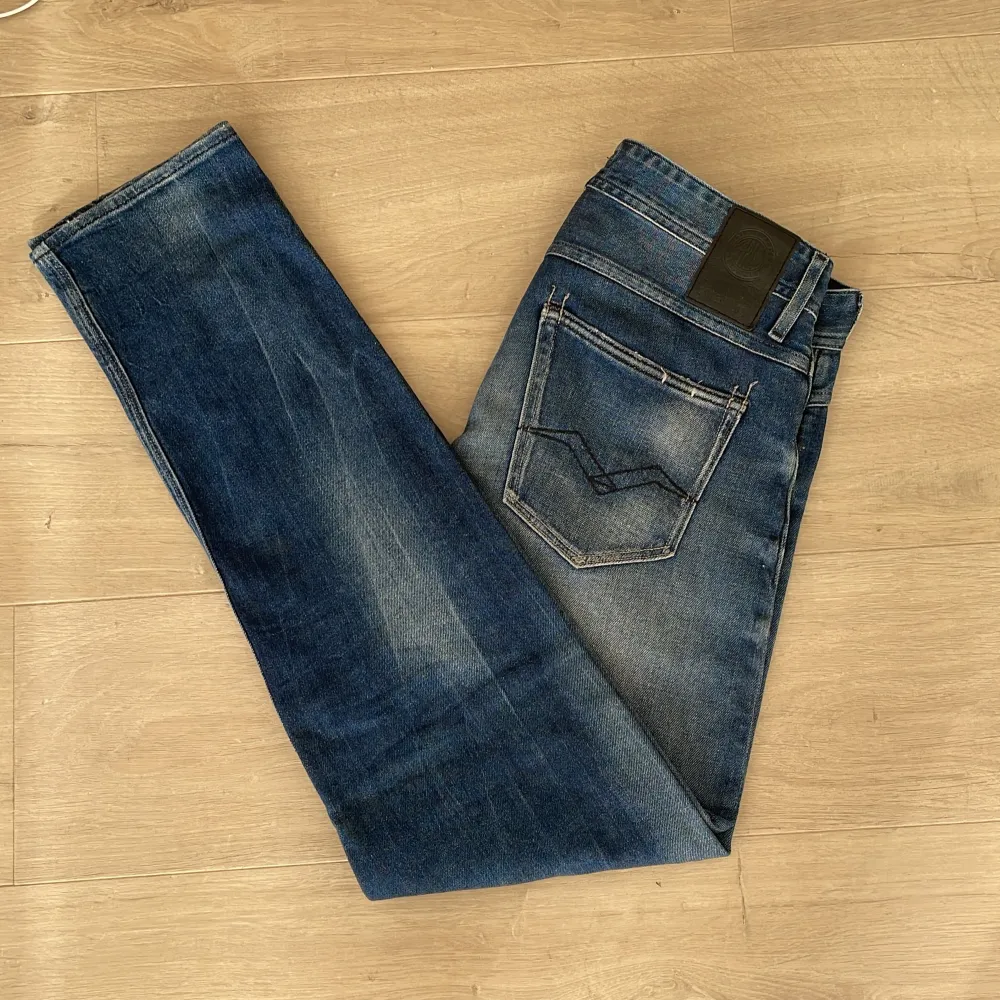 Riktigt feta Replay jeans i toppen skick 9/10! Storlek 30/32. Modellen på bilden är 183 cm lång och väger ca 70 kg. Hör av dig vid intresse! 💫. Jeans & Byxor.